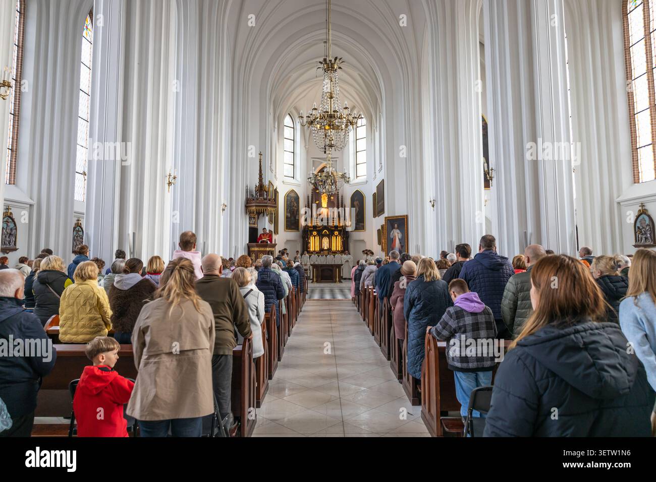 Congrégation à l'intérieur de l'église Druskininkai de Sainte-Marie. Druskininkai, Lituanie, 3 avril 2026 Banque D'Images
