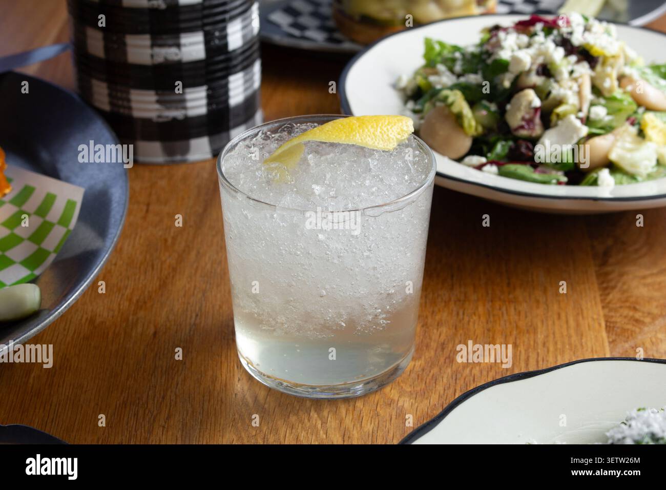 Une vue d'un cocktail coloré clair. Banque D'Images