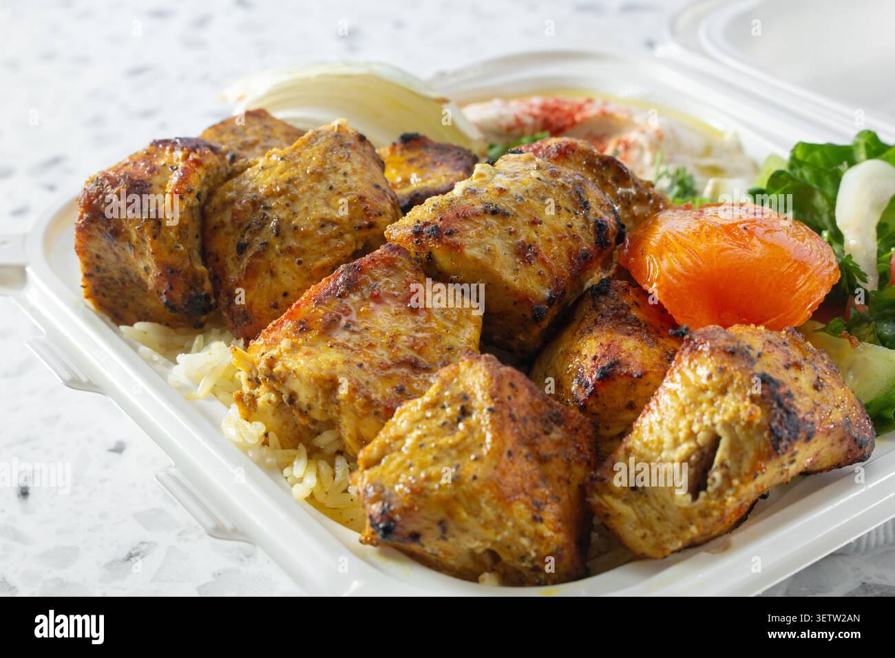 Une vue rapprochée d'une assiette de kebab de poulet. Banque D'Images