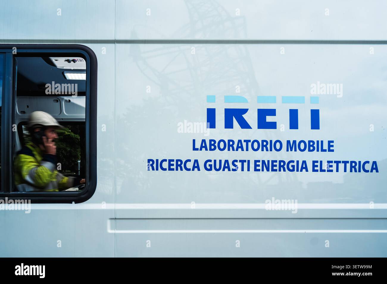 Le logo et le texte italien sur un véhicule de laboratoire mobile appartenant à la société de services publics Ireti, utilisé pour le dépannage et la localisation des défauts dans l'élection Banque D'Images