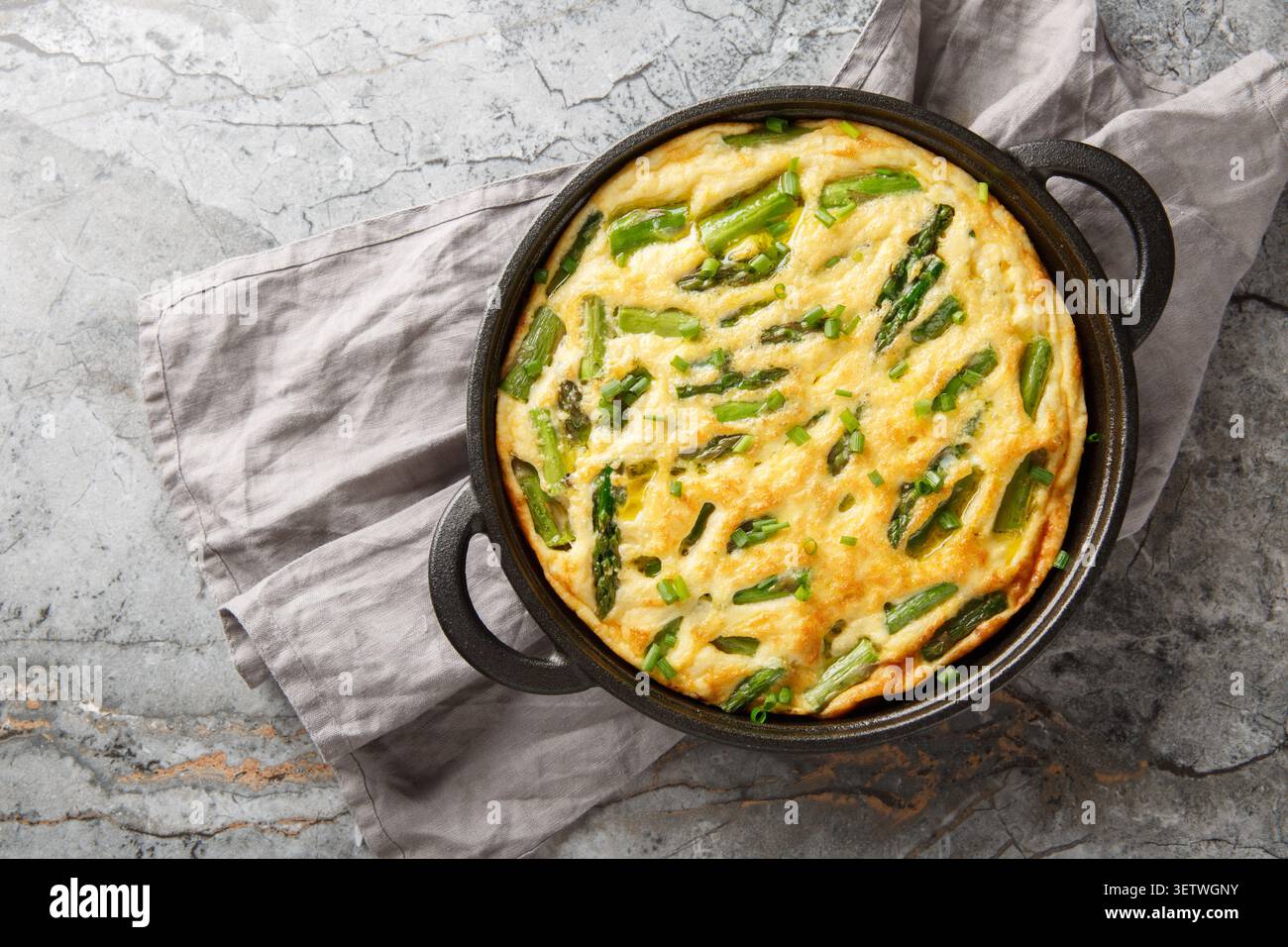Keto Diet asperges frittata mea gros plan dans la poêle sur la table. Vue horizontale de dessus Banque D'Images