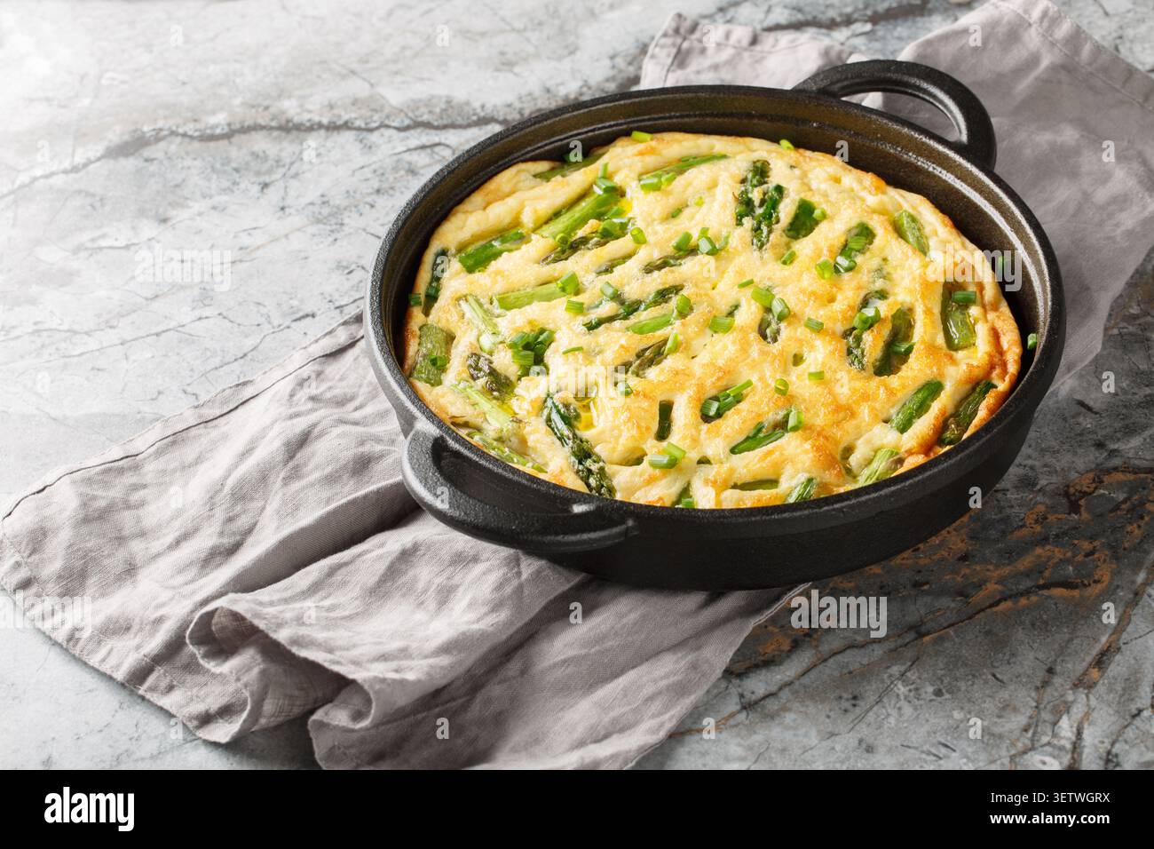 Keto Diet asperges frittata mea gros plan dans la poêle sur la table. Horizontal Banque D'Images