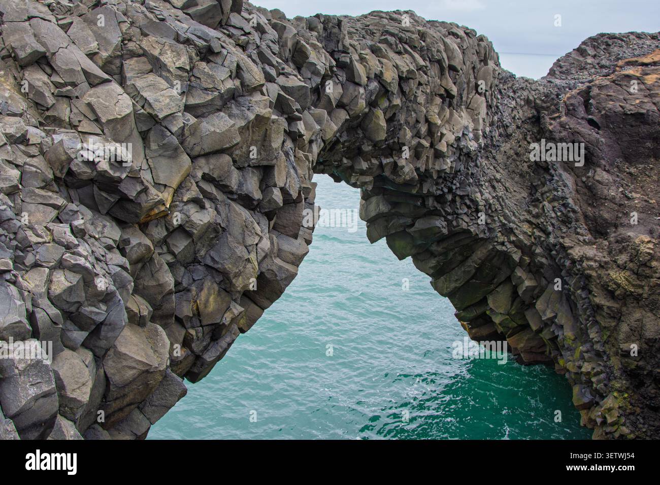 Colonnes de basalte en arc de mer Dyrholaey sur la plage de Reynisfjara Banque D'Images