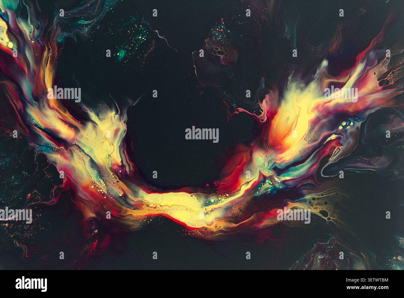 Acrylique abstrait pour œuvres d'art originales sur toile, montrant des motifs fluides audacieux de diverses couleurs vives juxtaposés sur fond vert foncé. Banque D'Images