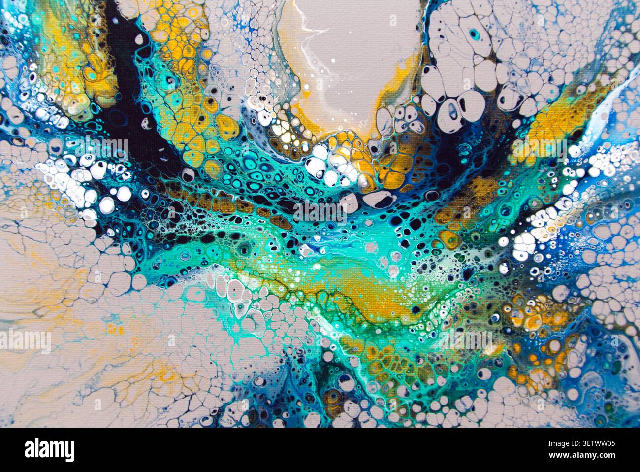 Acrylique abstrait pour art sur toile. Tons audacieux de bleu, vert et accents de motifs coulants dorés. Banque D'Images