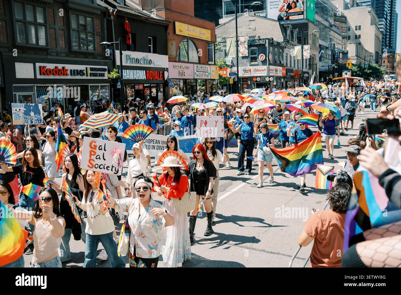Toronto, Canada - 29 juin 2025 : la fierté de Toronto favorise l'unité entre les différents Banque D'Images