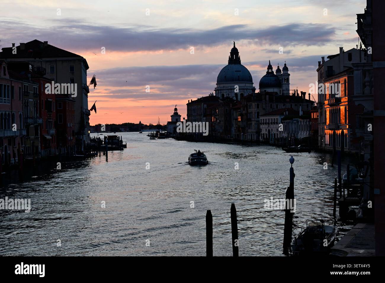Vue sur le Grand canal vers la Salute et Punta della Dogana, vue sur le canal Grande, Venezia, Italie. Banque D'Images