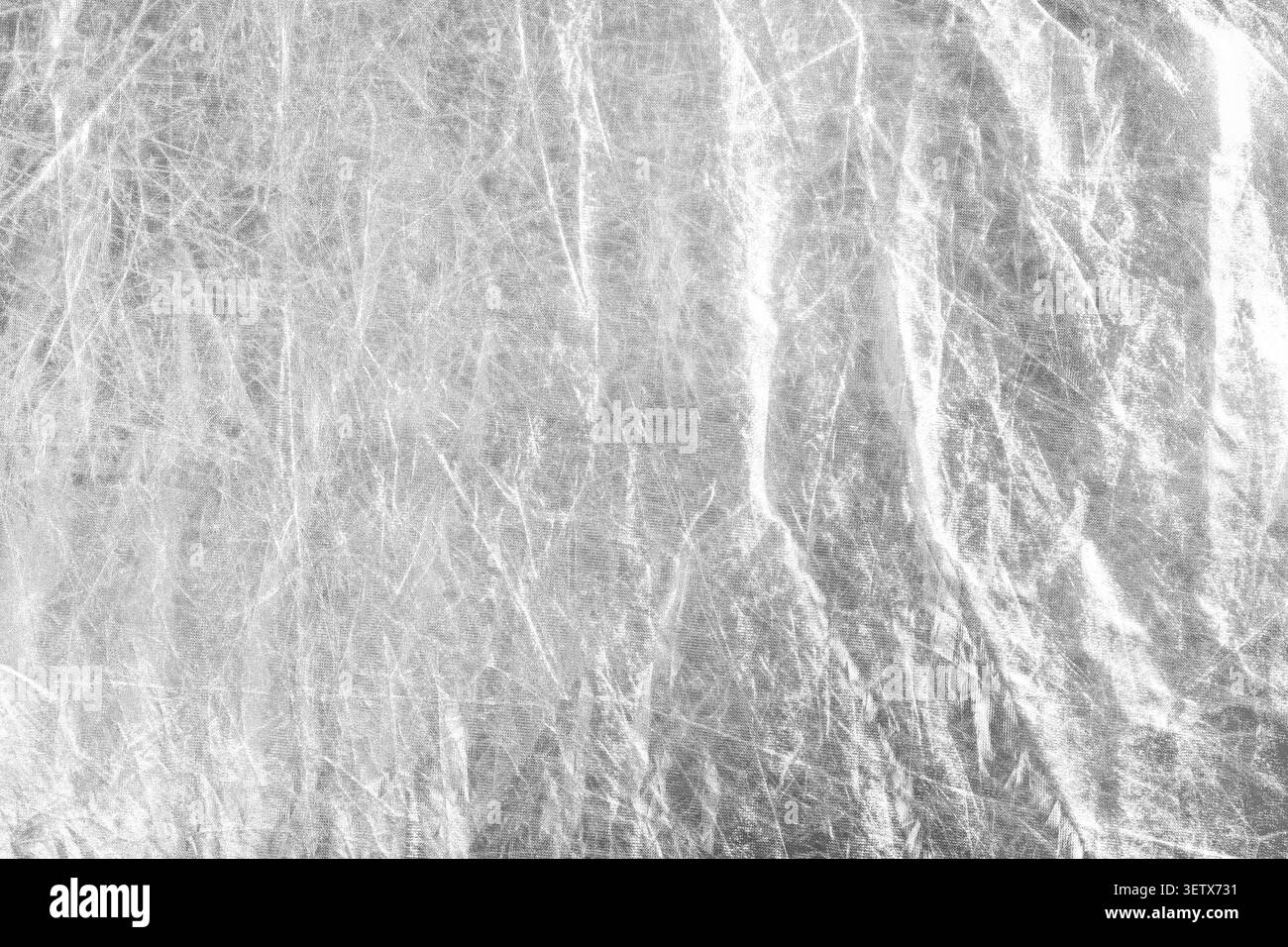 Surface réfléchissante froissée blanche avec plis texturés. Fond abstrait avec réflexion de la lumière et structure matérielle. Concept de toile de fond moderne de Banque D'Images