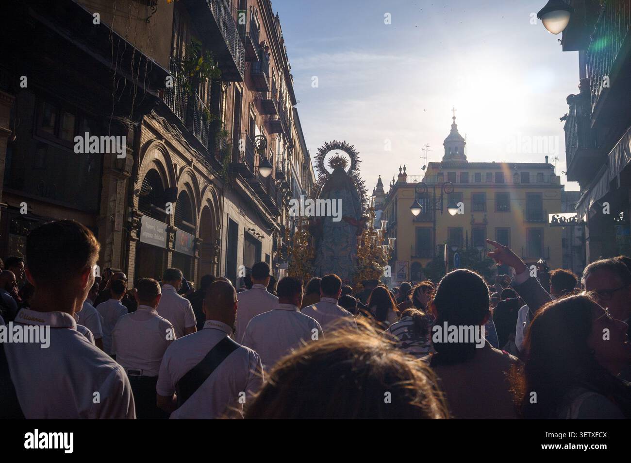 Procession religieuse de Notre-Dame de la Santé (San Isidoro) de la statue de la Vierge Marie avec l'enfant Jésus à Séville, Espagne Banque D'Images