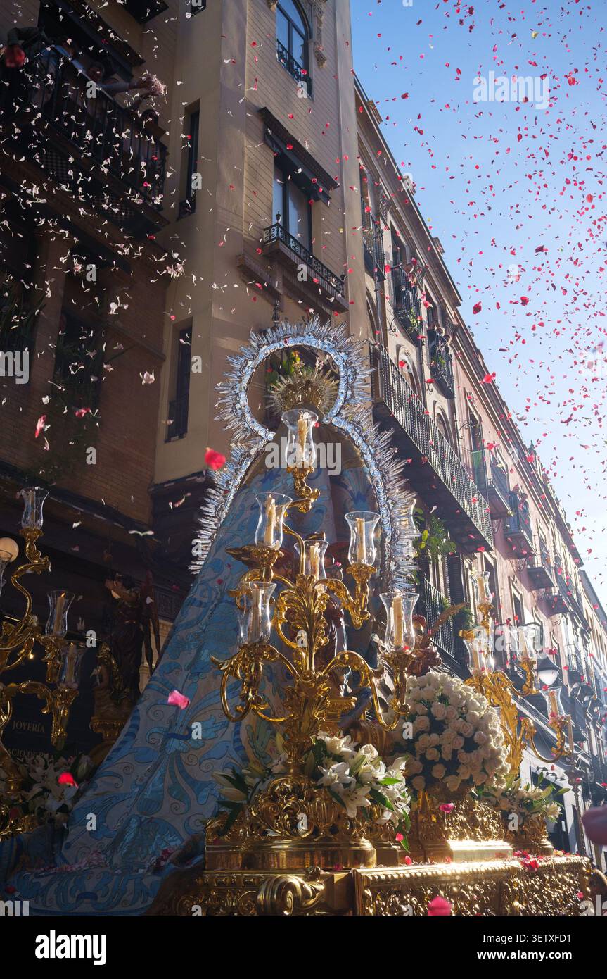 Procession religieuse de Notre-Dame de la Santé (San Isidoro) de la statue de la Vierge Marie avec l'enfant Jésus à Séville, Espagne Banque D'Images