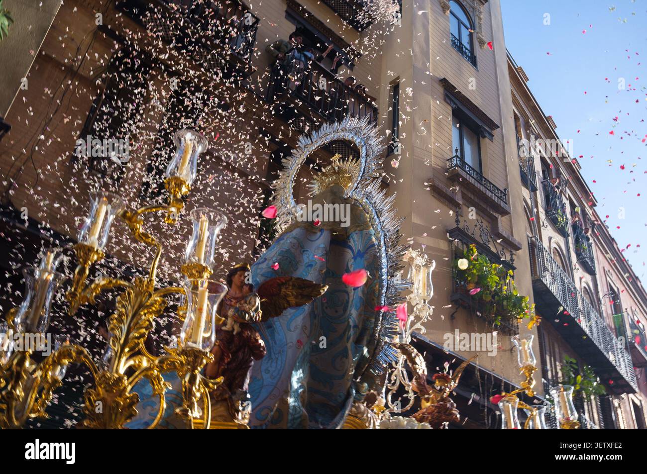 Procession religieuse de Notre-Dame de la Santé (San Isidoro) de la statue de la Vierge Marie avec l'enfant Jésus à Séville, Espagne Banque D'Images