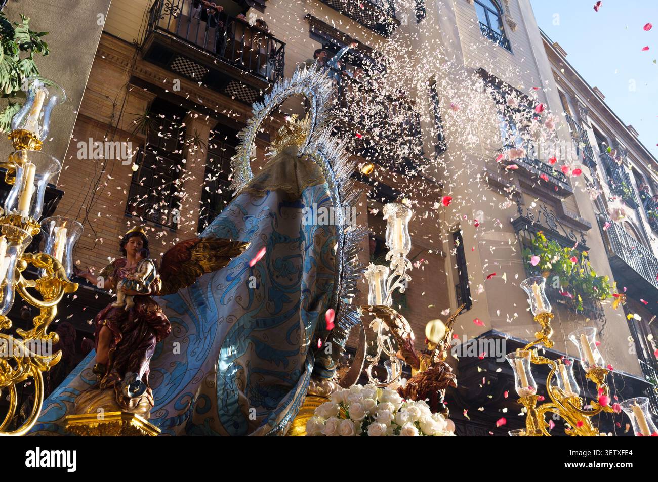 Procession religieuse de Notre-Dame de la Santé (San Isidoro) de la statue de la Vierge Marie avec l'enfant Jésus à Séville, Espagne Banque D'Images