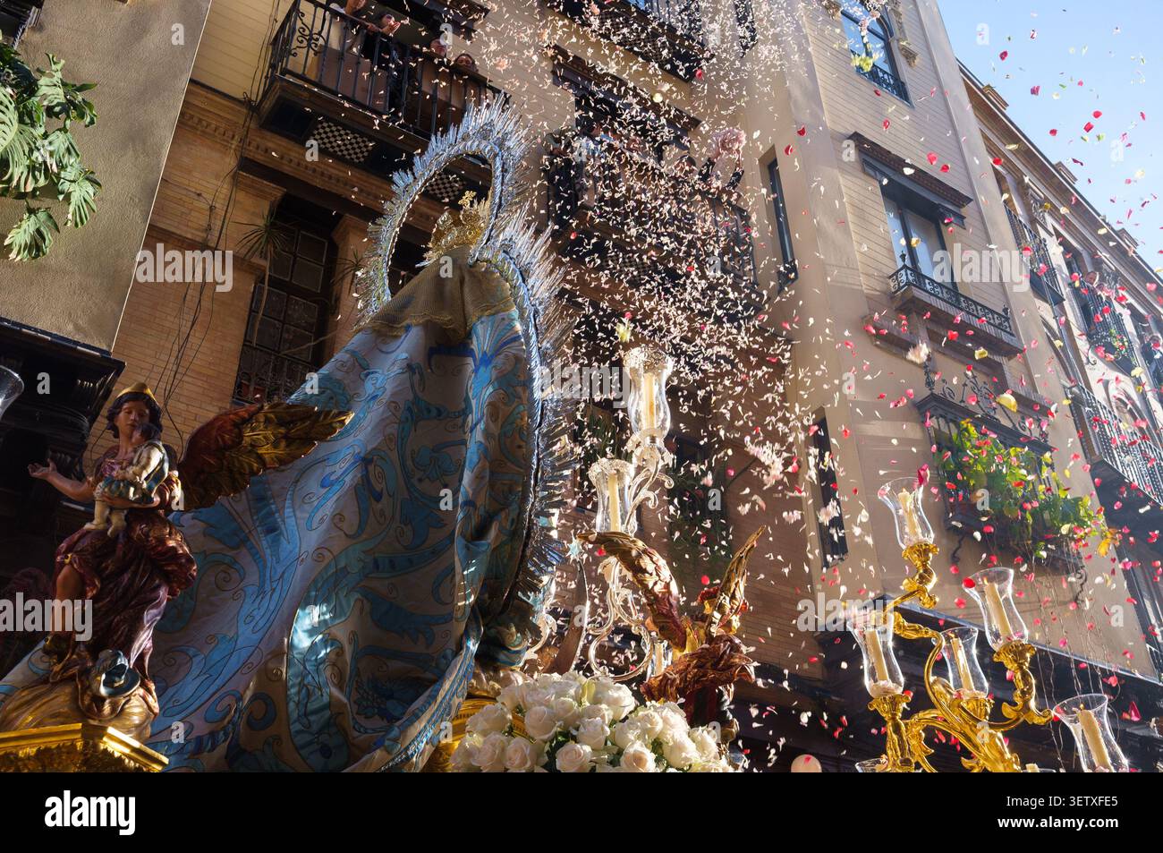 Procession religieuse de Notre-Dame de la Santé (San Isidoro) de la statue de la Vierge Marie avec l'enfant Jésus à Séville, Espagne Banque D'Images