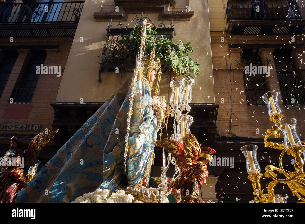 Procession religieuse de Notre-Dame de la Santé (San Isidoro) de la statue de la Vierge Marie avec l'enfant Jésus à Séville, Espagne Banque D'Images