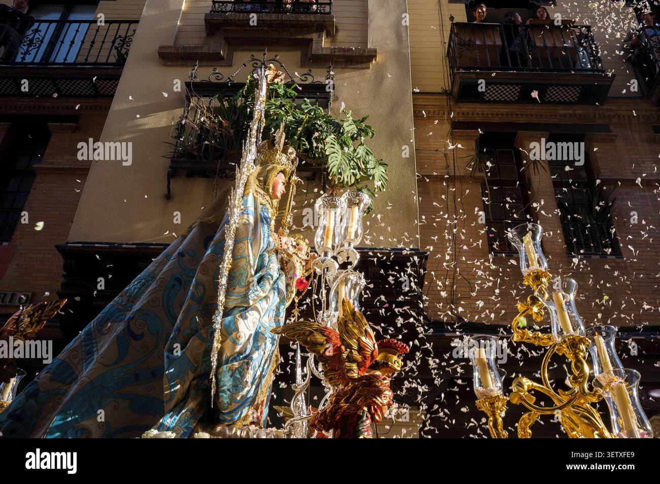 Procession religieuse de Notre-Dame de la Santé (San Isidoro) de la statue de la Vierge Marie avec l'enfant Jésus à Séville, Espagne Banque D'Images