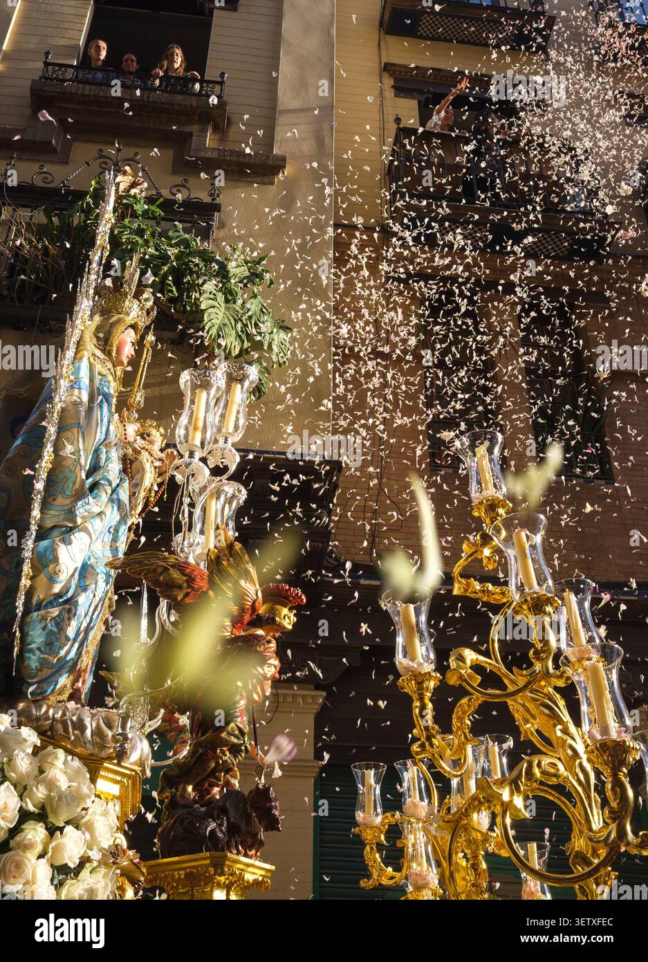 Procession religieuse de Notre-Dame de la Santé (San Isidoro) de la statue de la Vierge Marie avec l'enfant Jésus à Séville, Espagne Banque D'Images