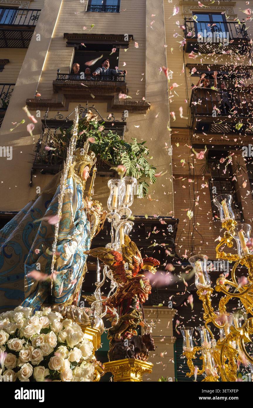 Procession religieuse de Notre-Dame de la Santé (San Isidoro) de la statue de la Vierge Marie avec l'enfant Jésus à Séville, Espagne Banque D'Images