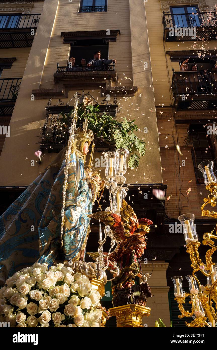 Procession religieuse de Notre-Dame de la Santé (San Isidoro) de la statue de la Vierge Marie avec l'enfant Jésus à Séville, Espagne Banque D'Images