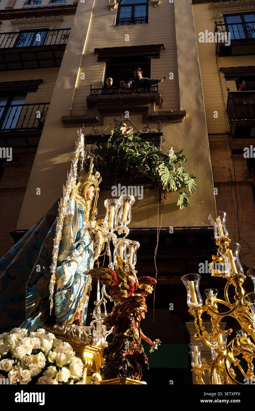 Procession religieuse de Notre-Dame de la Santé (San Isidoro) de la statue de la Vierge Marie avec l'enfant Jésus à Séville, Espagne Banque D'Images