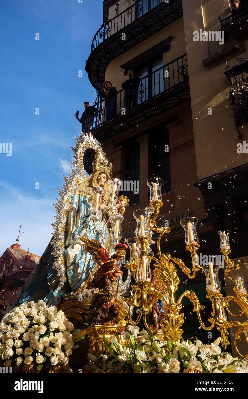 Procession religieuse de Notre-Dame de la Santé (San Isidoro) de la statue de la Vierge Marie avec l'enfant Jésus à Séville, Espagne Banque D'Images