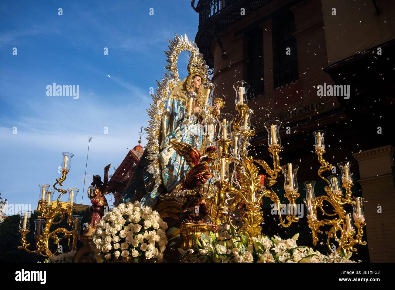 Procession religieuse de Notre-Dame de la Santé (San Isidoro) de la statue de la Vierge Marie avec l'enfant Jésus à Séville, Espagne Banque D'Images