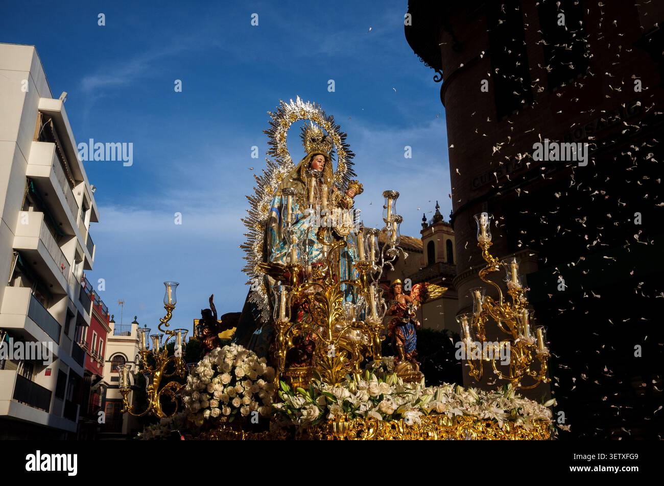 Procession religieuse de Notre-Dame de la Santé (San Isidoro) de la statue de la Vierge Marie avec l'enfant Jésus à Séville, Espagne Banque D'Images