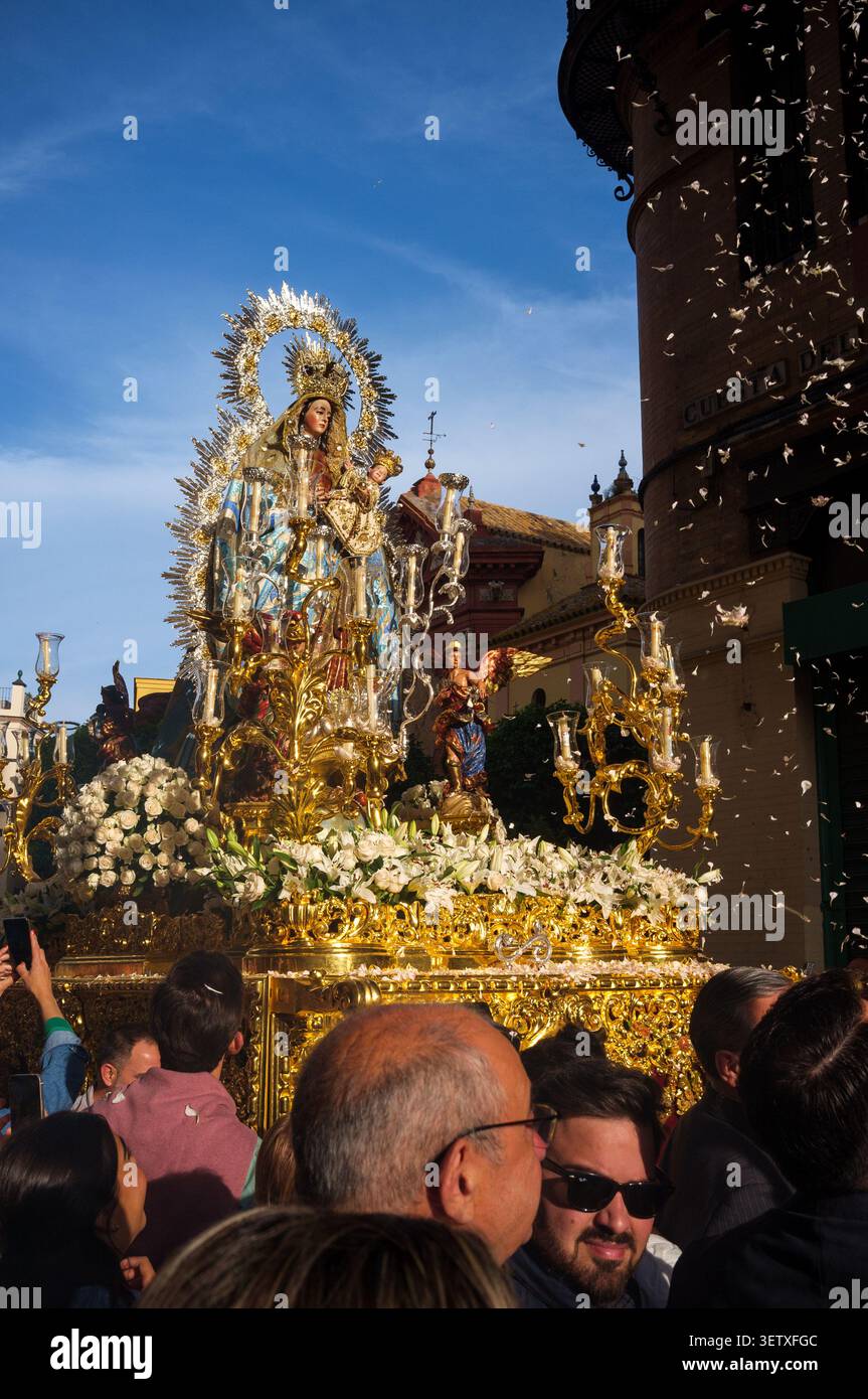 Procession religieuse de Notre-Dame de la Santé (San Isidoro) de la statue de la Vierge Marie avec l'enfant Jésus à Séville, Espagne Banque D'Images