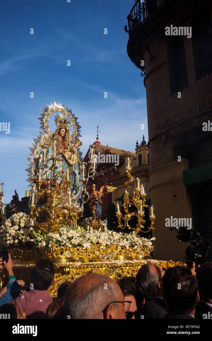 Procession religieuse de Notre-Dame de la Santé (San Isidoro) de la statue de la Vierge Marie avec l'enfant Jésus à Séville, Espagne Banque D'Images