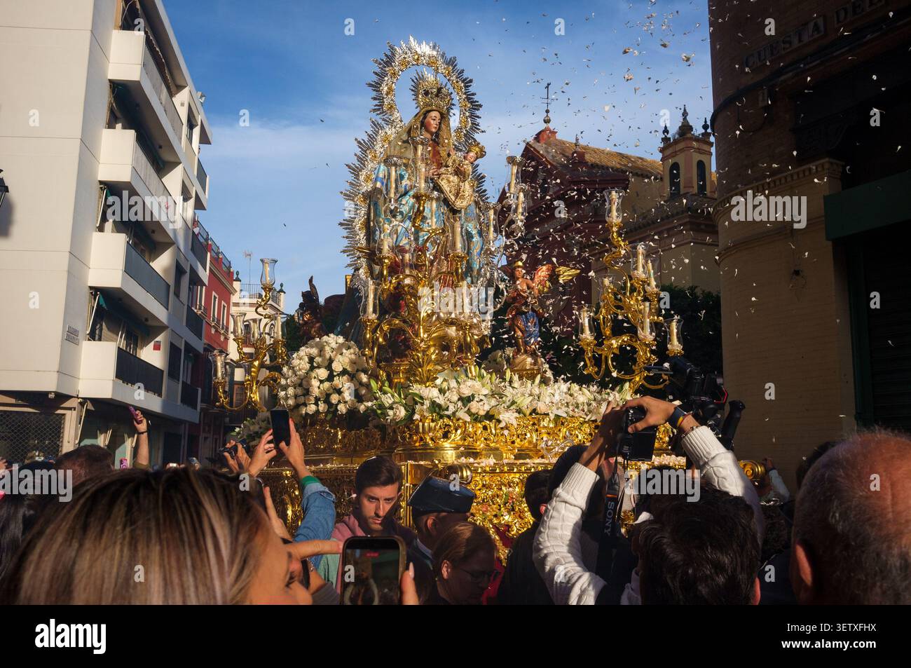 Procession religieuse de Notre-Dame de la Santé (San Isidoro) de la statue de la Vierge Marie avec l'enfant Jésus à Séville, Espagne Banque D'Images
