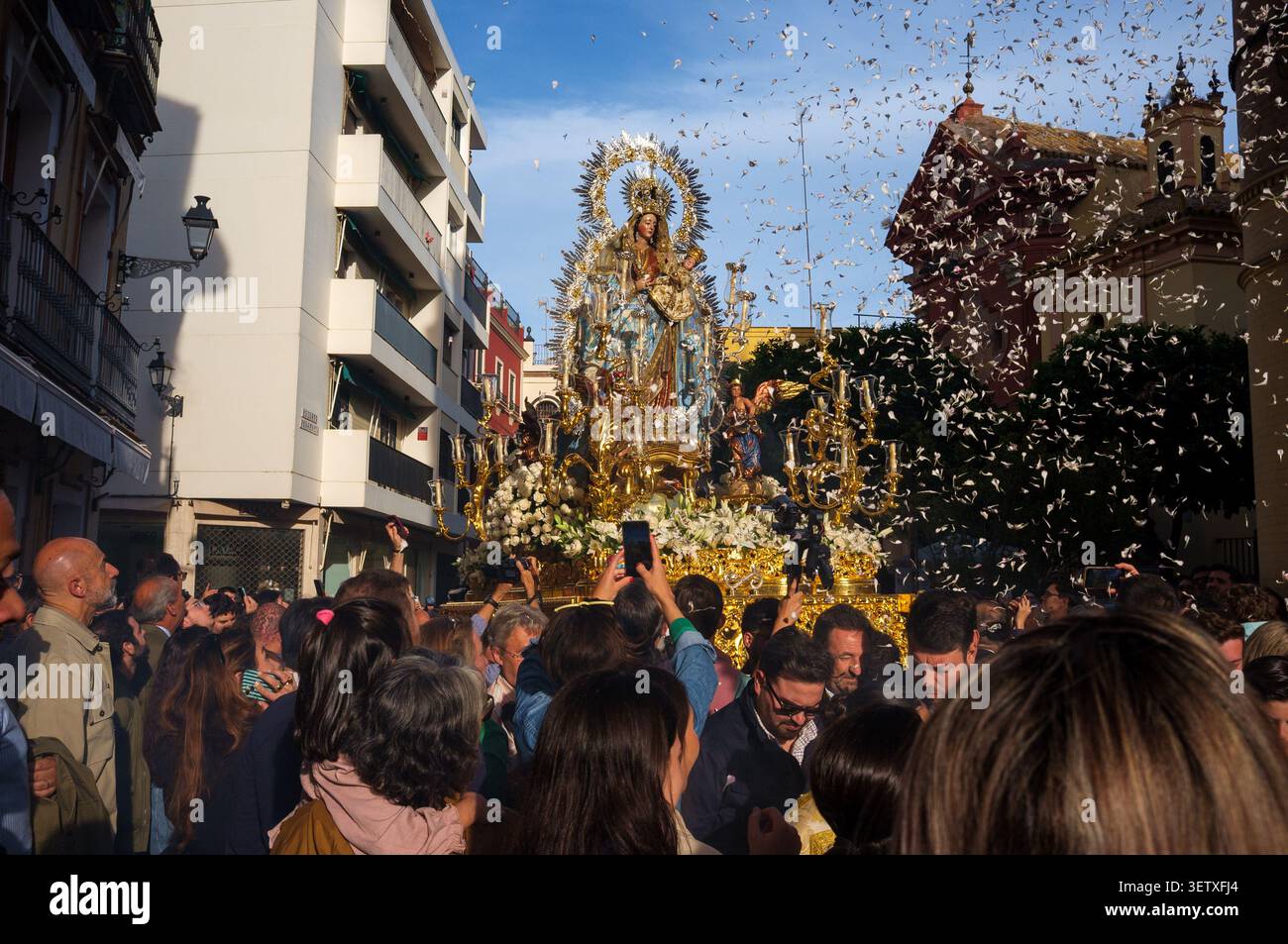 Procession religieuse de Notre-Dame de la Santé (San Isidoro) de la statue de la Vierge Marie avec l'enfant Jésus à Séville, Espagne Banque D'Images