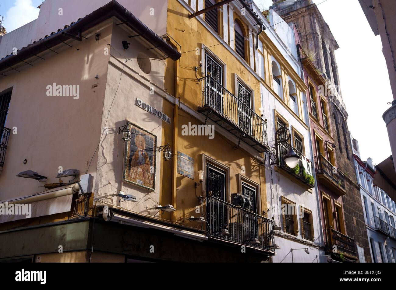 Autels de rue et œuvres d'art religieuses en azulejos vus aux coins des rues et dans les églises de Séville, Espagne. (1 sur une série de 7) Banque D'Images