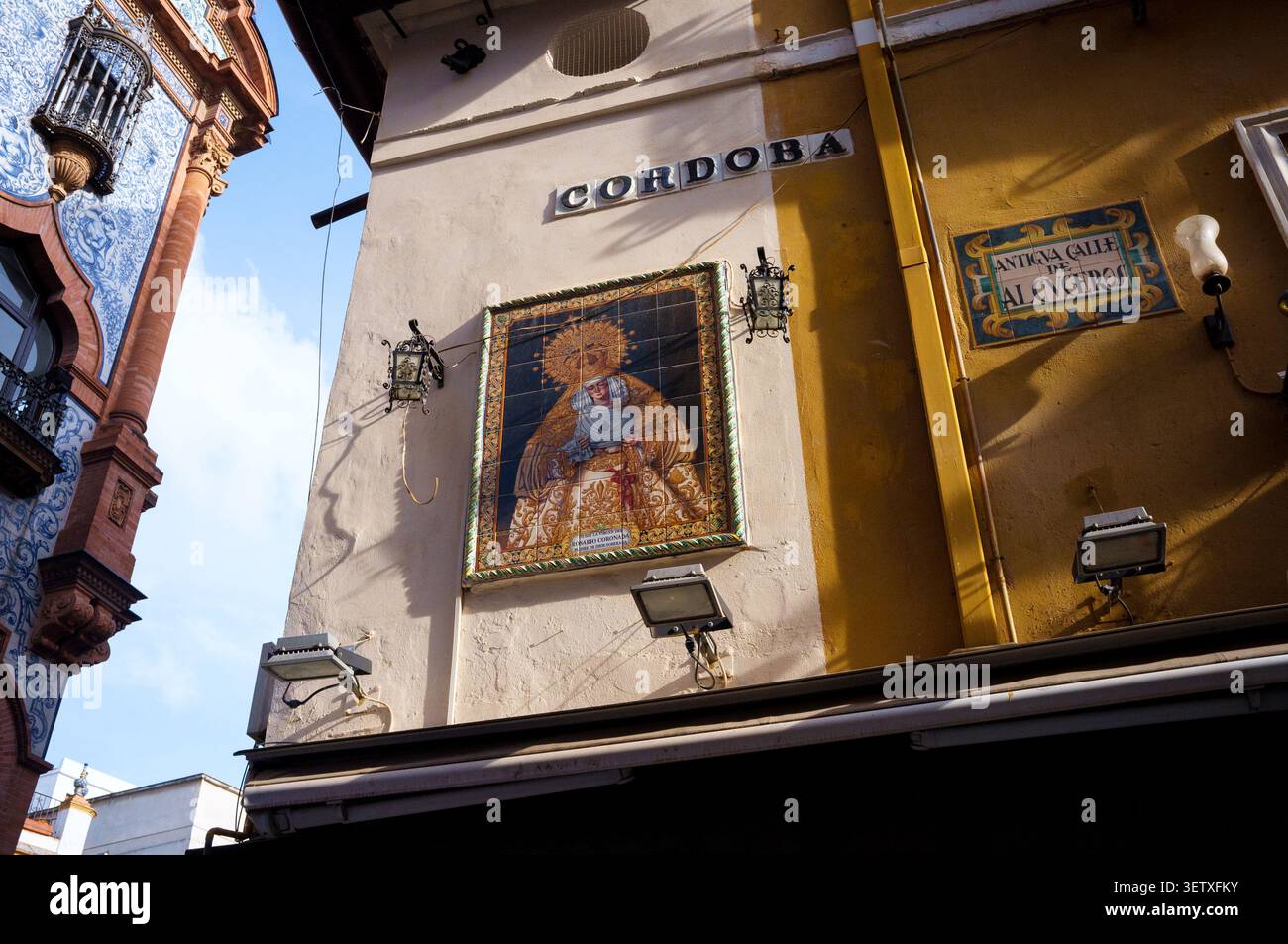 Autels de rue et œuvres d'art religieuses en azulejos vus aux coins des rues et dans les églises de Séville, Espagne. (1 sur une série de 7) Banque D'Images