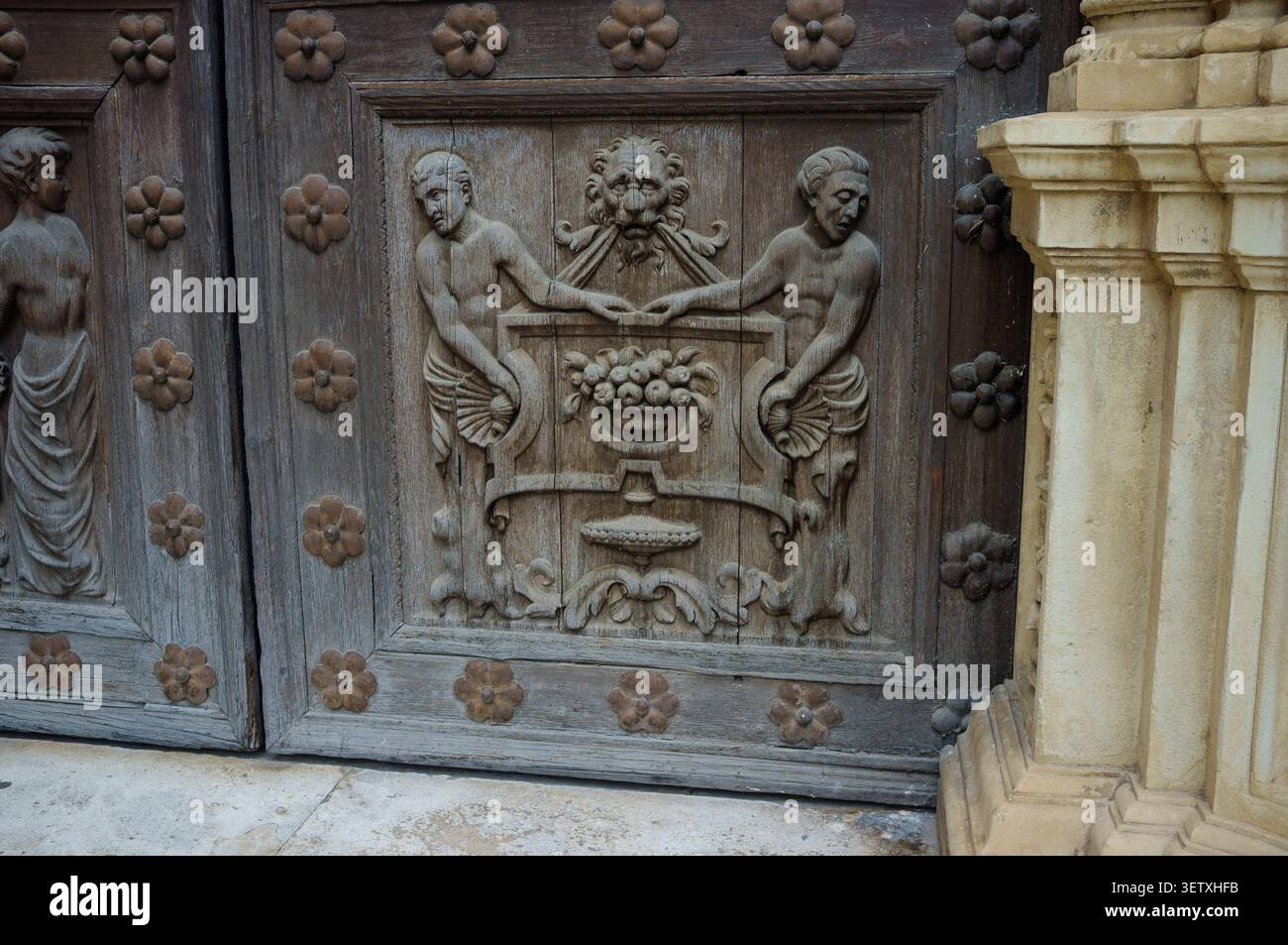Hôtel de ville de Séville avec des portes en bois anciennes sculptées, le bâtiment est de style de reliefs plateresques sur la Plaza Nueva en Espagne. Banque D'Images