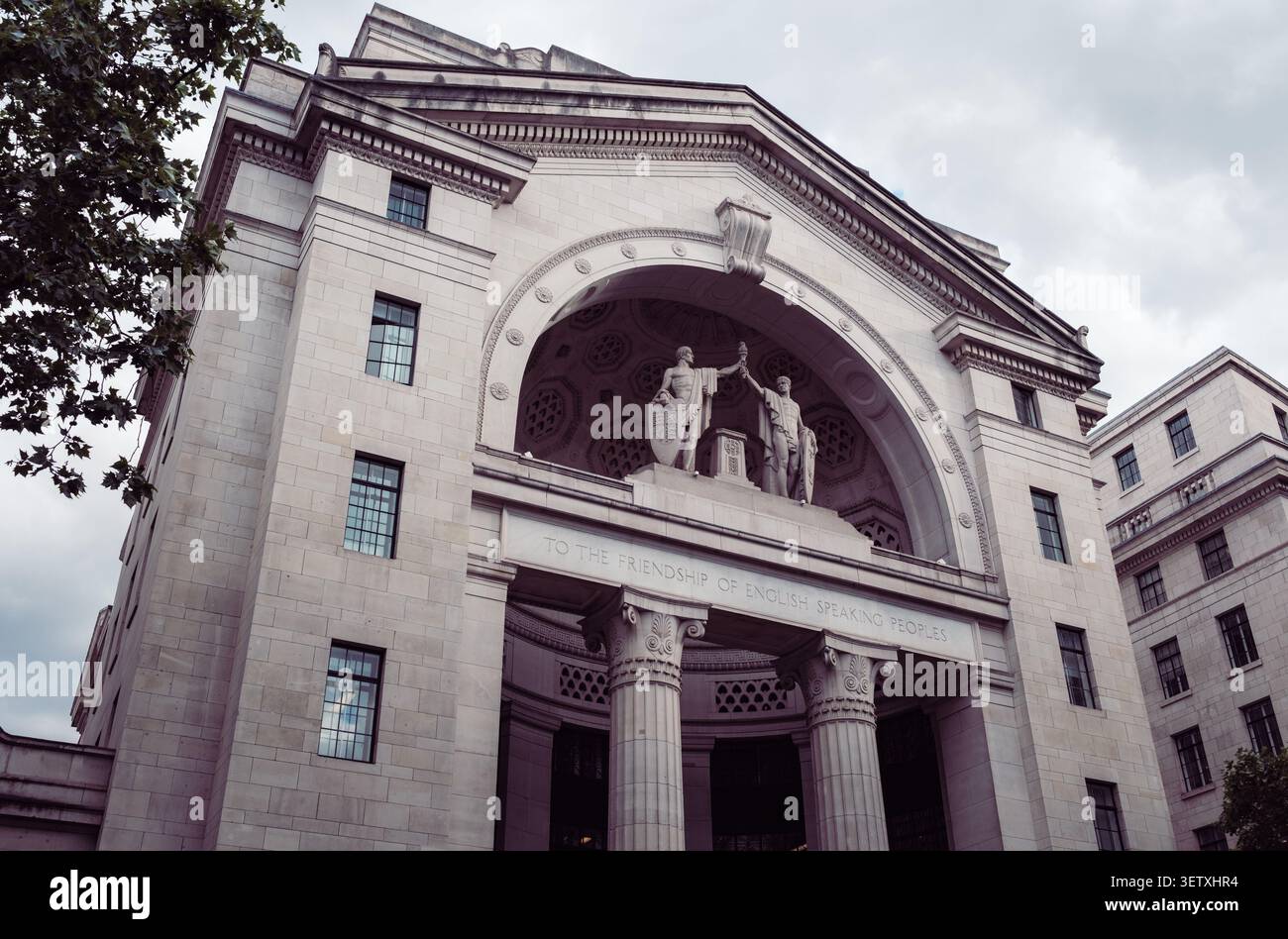 « À l'amitié des peuples anglophones » est l'inscription célèbre gravée au-dessus de l'entrée principale du Bush House sur Aldwych au centre de Londres. Banque D'Images