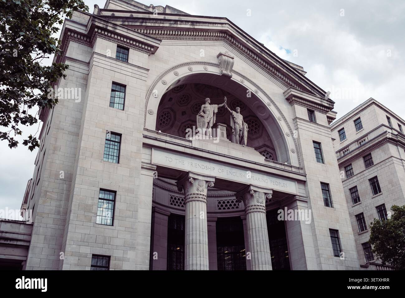 « À l'amitié des peuples anglophones » est l'inscription célèbre gravée au-dessus de l'entrée principale du Bush House sur Aldwych au centre de Londres. Banque D'Images