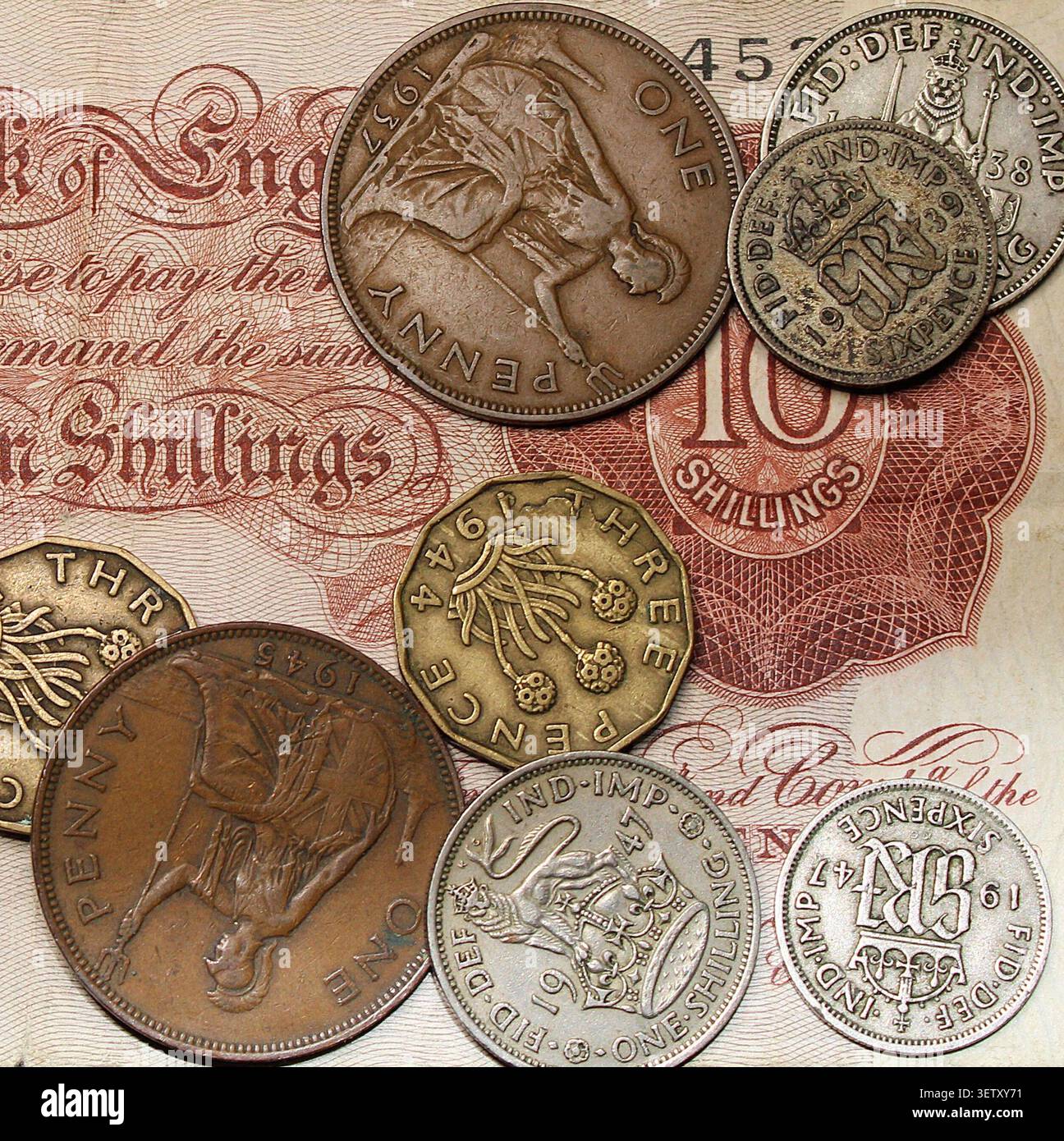 Vieux billet britannique de dix shilling et pièces de monnaie de l'époque datés de la fin des années 1940 Banque D'Images