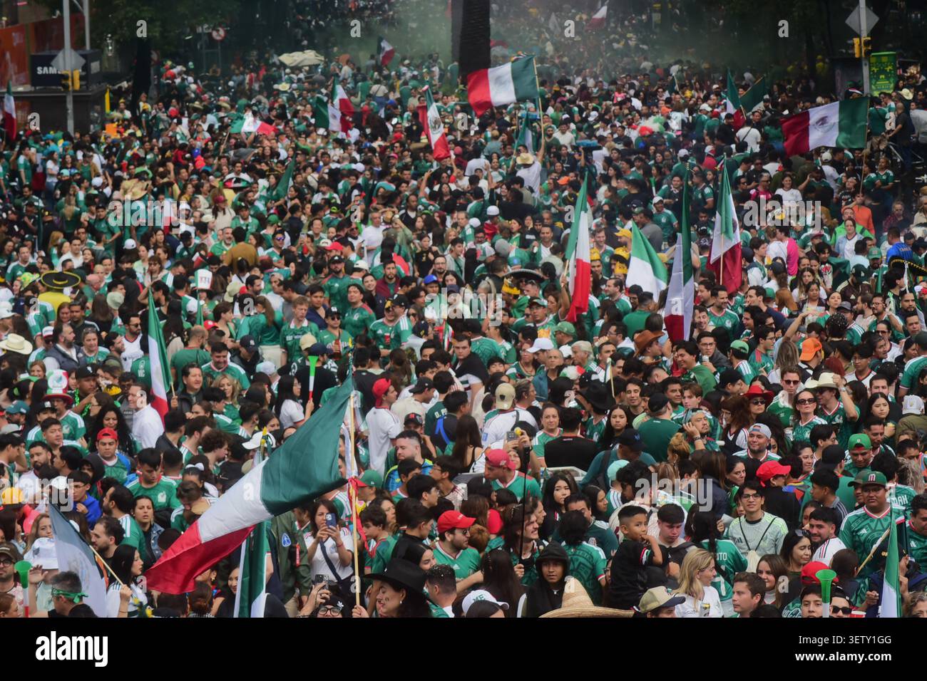Une foule massive de milliers de fans mexicains agite des drapeaux géants à l'Ange de l'indépendance pendant la Coupe du monde. Banque D'Images