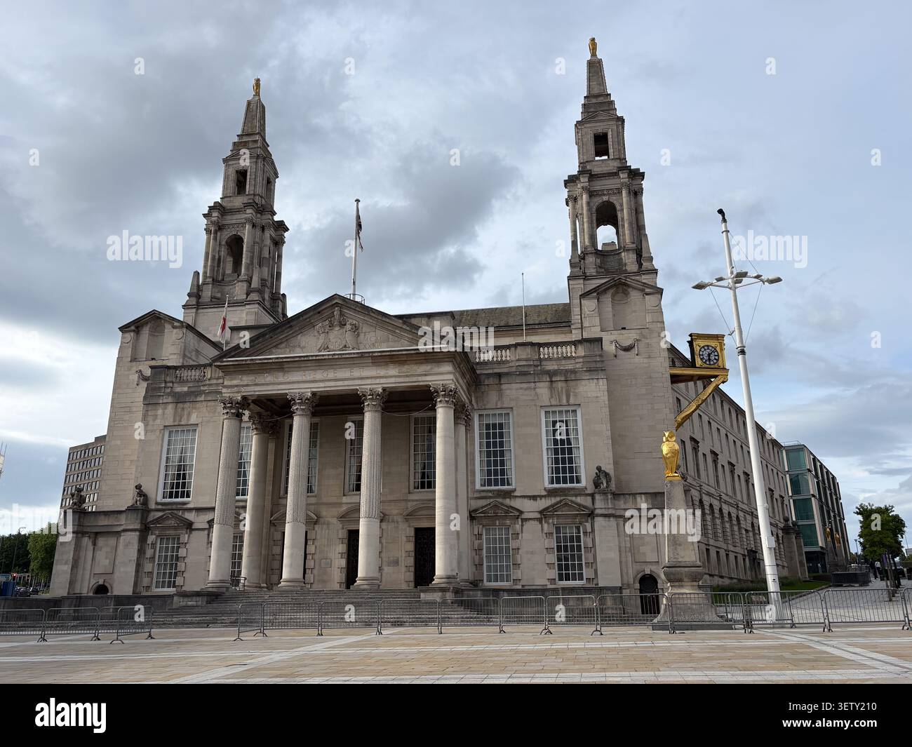Le néoclassique Leeds Civic Hall à Leeds, West Yorkshire, Royaume-Uni sous un ciel nuageux. Banque D'Images