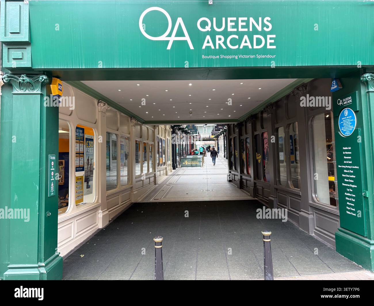 Entrée au Queens Arcade à Leeds, West Yorkshire, Royaume-Uni, avec architecture victorienne, une devanture verte, et boutiques. Banque D'Images