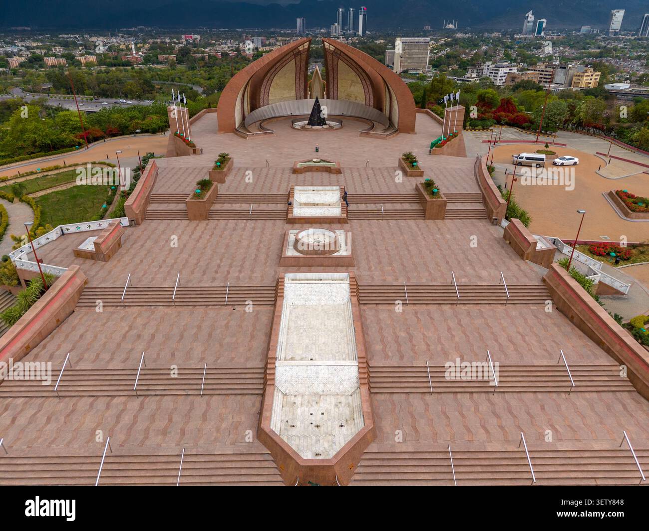 Vue aérienne du monument du Pakistan avec sa structure en forme de pétales distinctive, ses terrasses en pierre et ses jardins paysagers à Islamabad, Islamabad Capit Banque D'Images