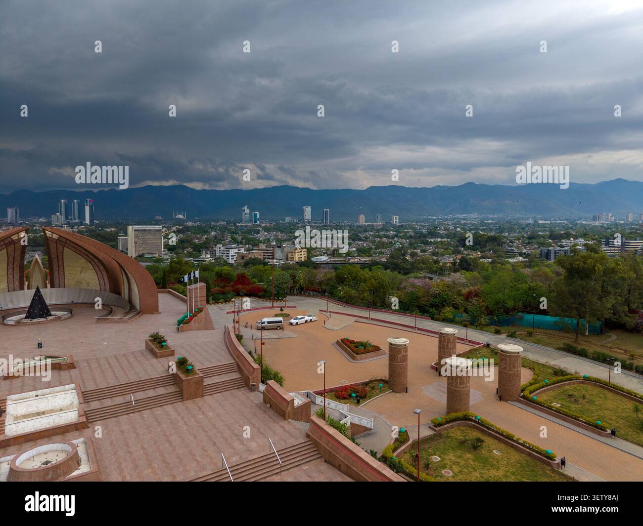 Vue aérienne du monument du Pakistan avec sa structure en pierre en forme de pétales, sa place pavée et sa végétation luxuriante à Islamabad, dans la capitale d'Islamabad ter, Pakistan Banque D'Images