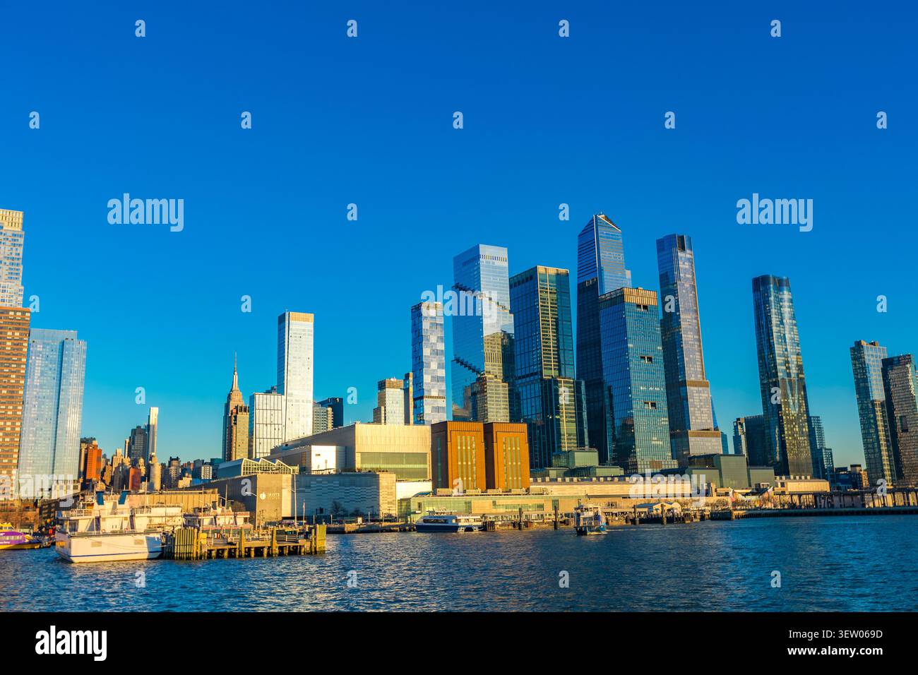 New York City, États-Unis – 12 avril 2026 : Modern Hudson Yards gratte-ciel s'élevant au-dessus du front de mer de Manhattan avec des bateaux et des jetées le long de la Hudson Rive Banque D'Images