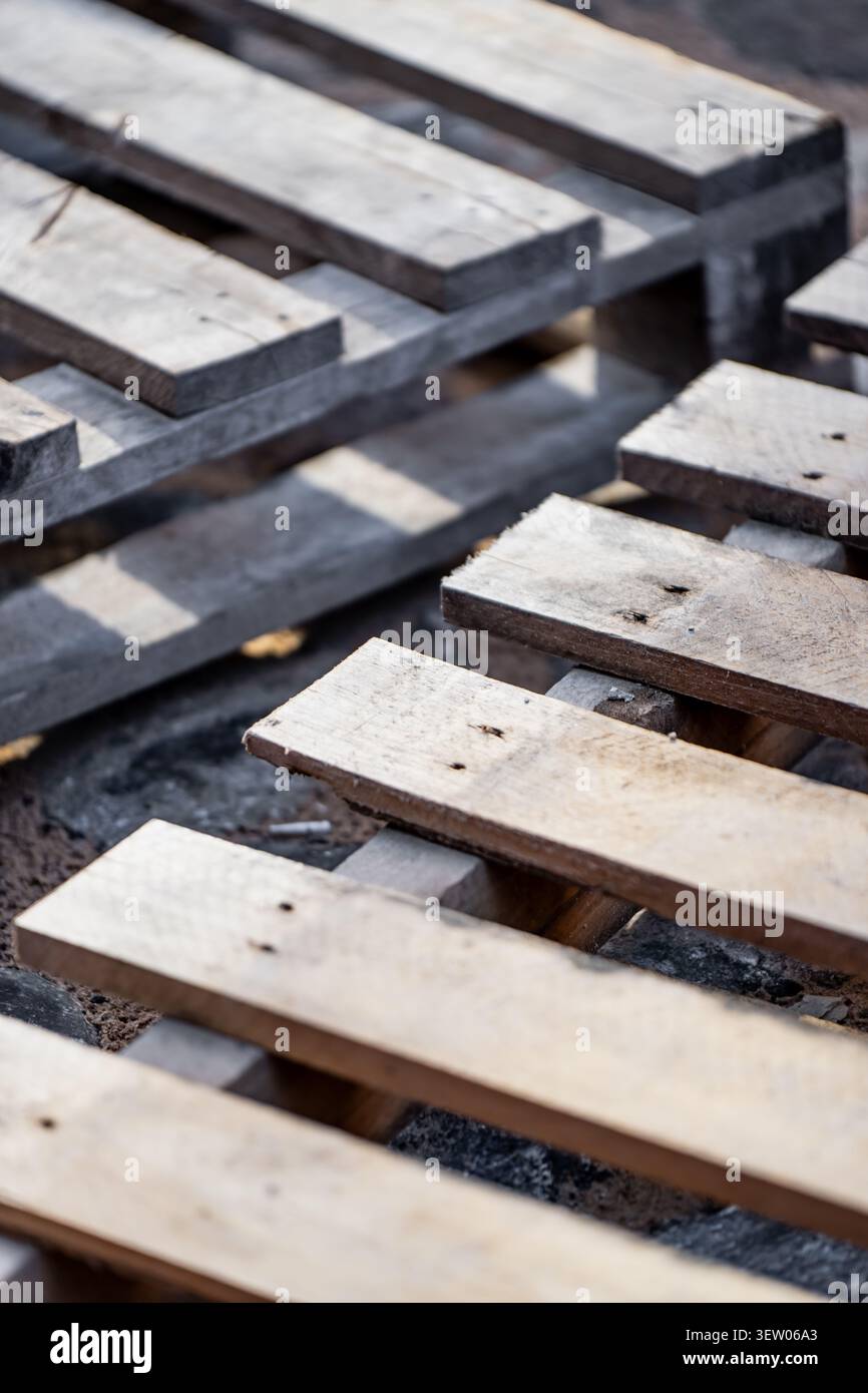Palettes industrielles en bois avec des surfaces de grains bruts disposées à l'extérieur pour les thèmes conceptuels du transport de marchandises et de la distribution commerciale Banque D'Images