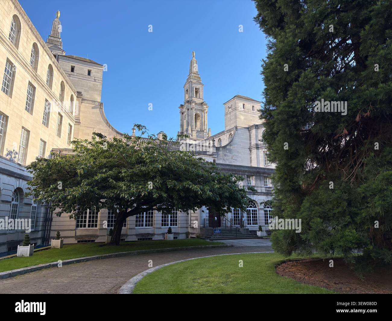 L'extérieur néoclassique du bâtiment Leeds Civic Hall à Leeds, Royaume-Uni, avec sa façade en pierre, la tour de l'horloge centrale et les jardins entretenus environnants. Banque D'Images