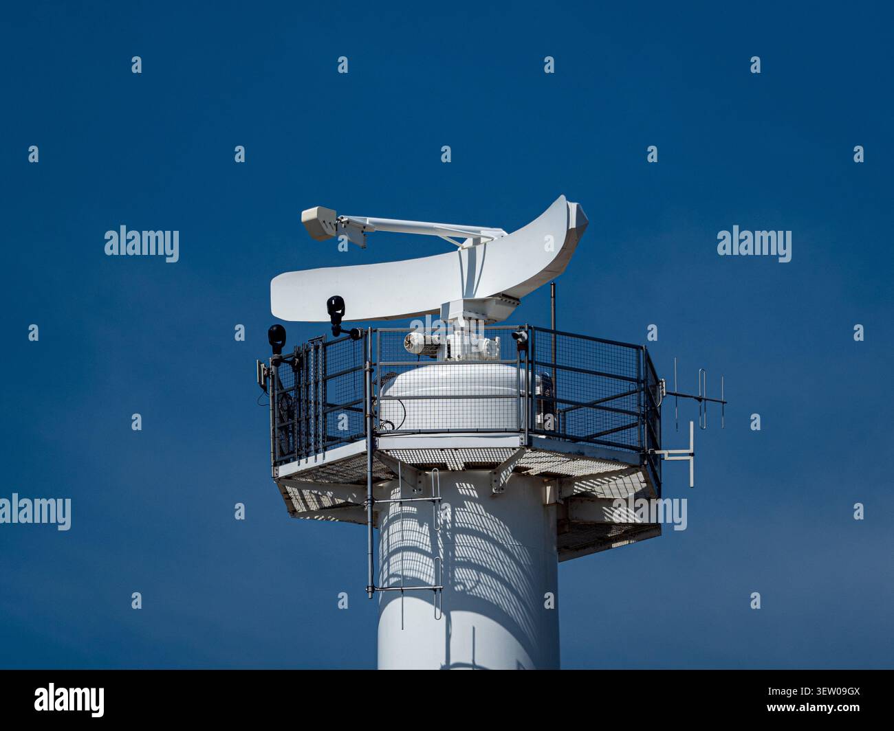 Marine radar UK - le radar marin à l'entrée du port de Felixstowe dans le Suffolk, Royaume-Uni. Felixstowe est le port principal d'expédition de conteneurs du Royaume-Uni Banque D'Images