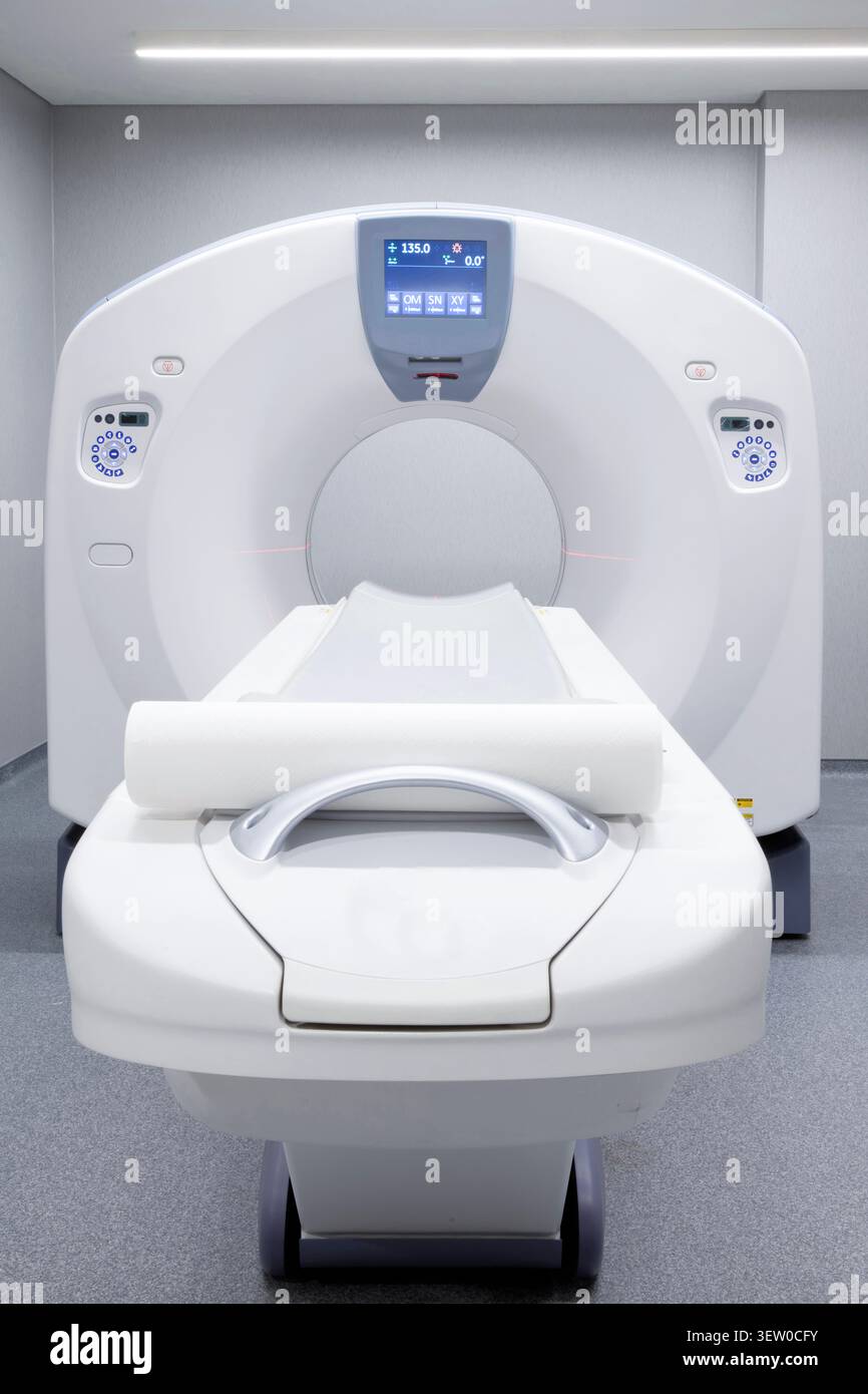 Centre de radiologie hospitalier moderne équipé d'un scanner TDM, IRM ou TEP de haute technologie. Imagerie de médecine nucléaire avancée, résonance magnétique et scintigraphie. Banque D'Images