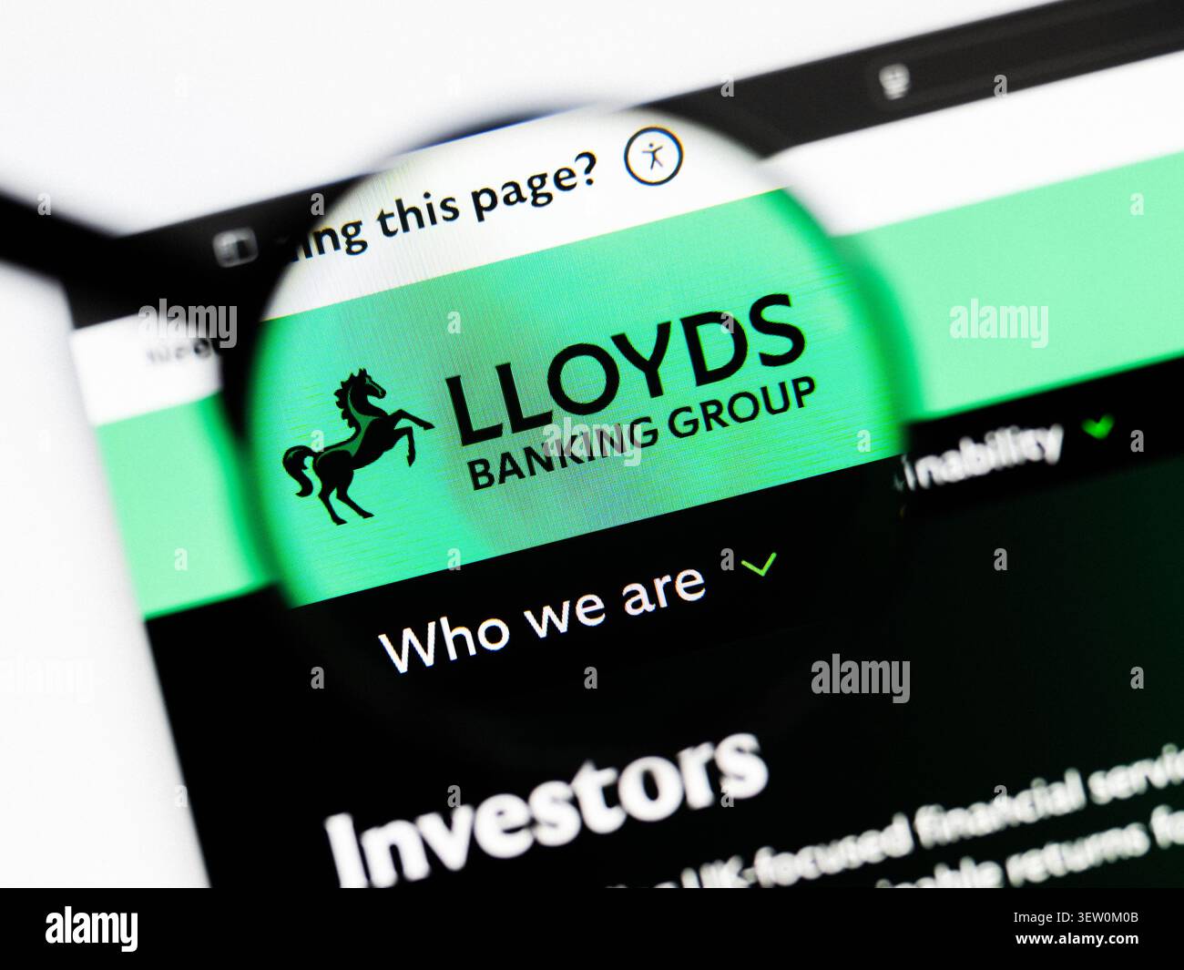 Milan, Italie 2026, 20 avril gros plan du site Web du Groupe bancaire Lloyds sur un écran d'ordinateur portable. Focus sur le logo du Lloyds Banking Group sous une loupe. Banque D'Images