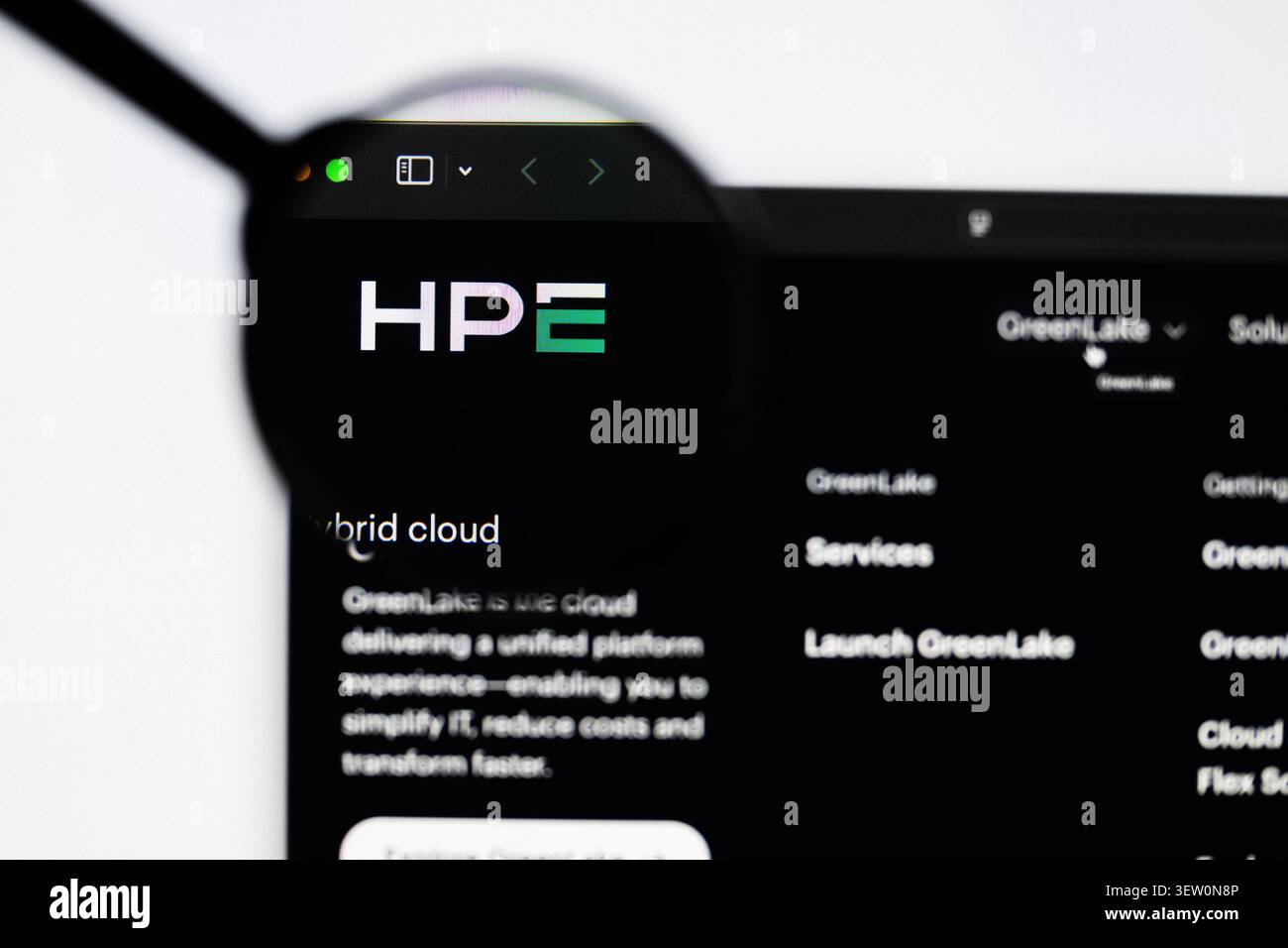 Milan, Italie 2026, 20 avril gros plan du site Hewlett Packard Enterprise sur un écran d'ordinateur portable. Focus sur le logo Hewlett Packard Enterprise sous une loupe Banque D'Images