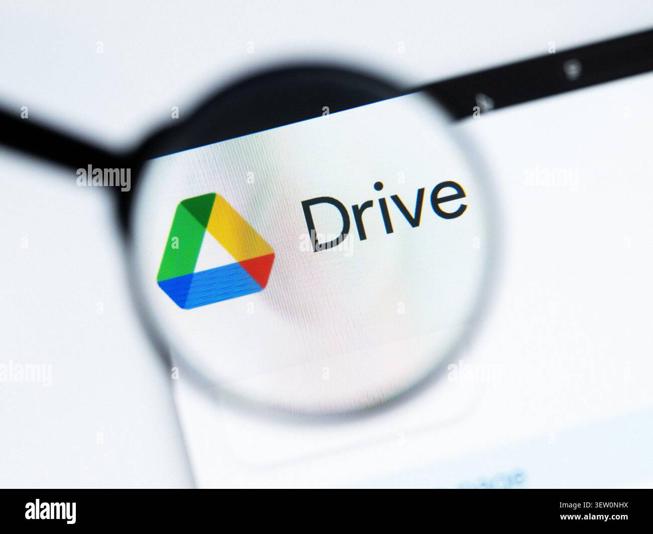 Milan, Italie 2026, 20 Avr gros plan du site Google Drive sur un écran d'ordinateur portable. Concentrez-vous sur le logo Google Drive sous une loupe. Banque D'Images