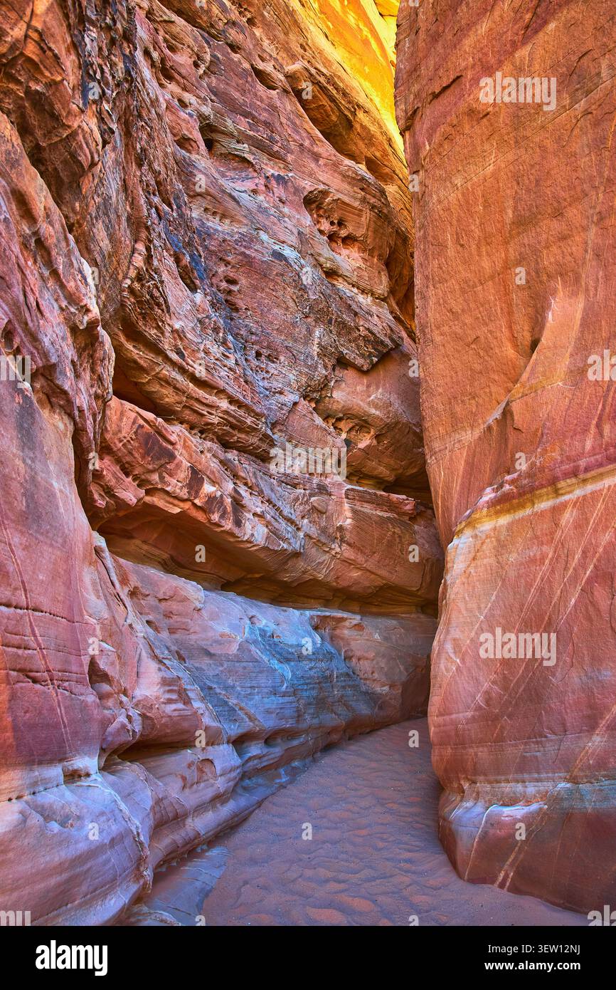 Murs de grès de slot Canyon et formations rocheuses colorées dans Desert passage Banque D'Images